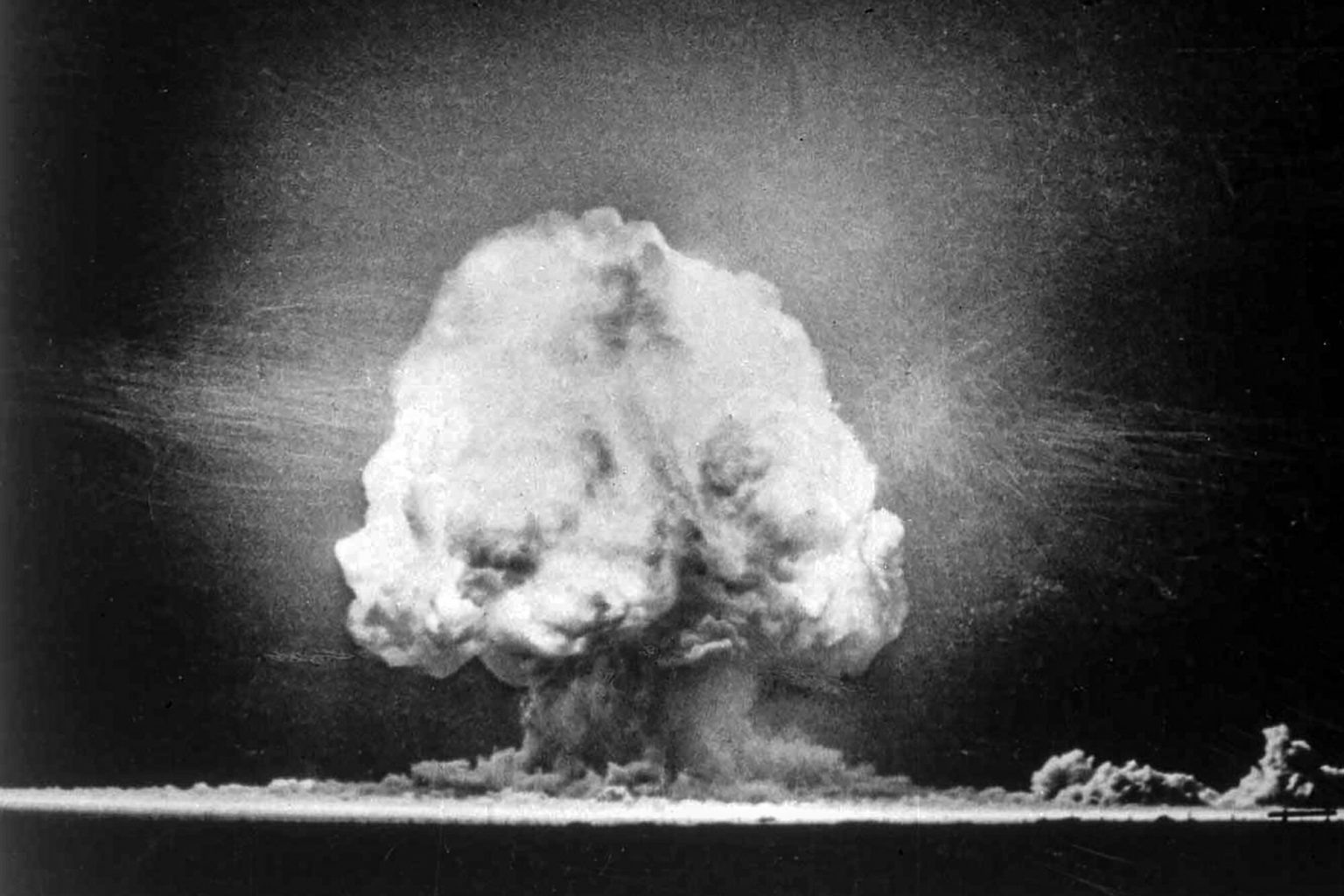 Испытание миром. Тринити атомная бомба. Испытание атомной бомбы в Нью Мексико. 1945 Год испытание ядерного оружия. Испытание ядерного оружия в Нью Мексико в 1945.